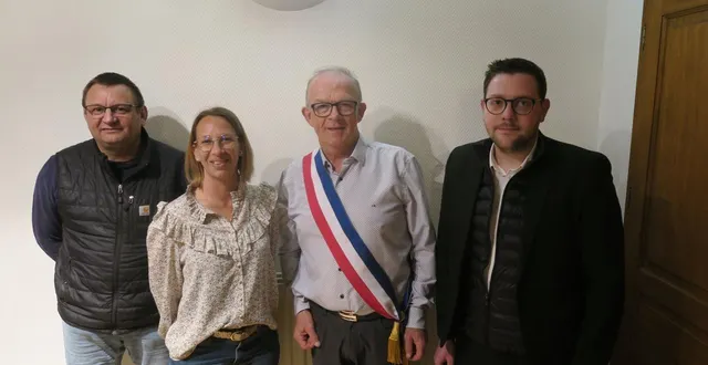 photo  pascal corvoisier, le nouveau maire de souvigné-sur-sarthe, entouré de ses 3 nouveaux adjoints : pascal rousseau, adeline bauplet et adrien ponty.  &copy;  ouest-france 