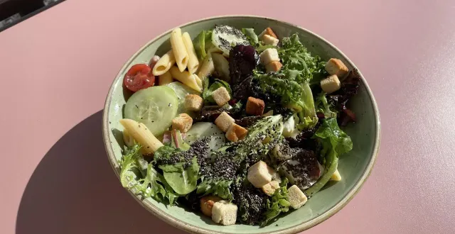 photo  le bar à salades propose une offre variée de salades à base de produits frais.  &copy;  archives le maine libre 