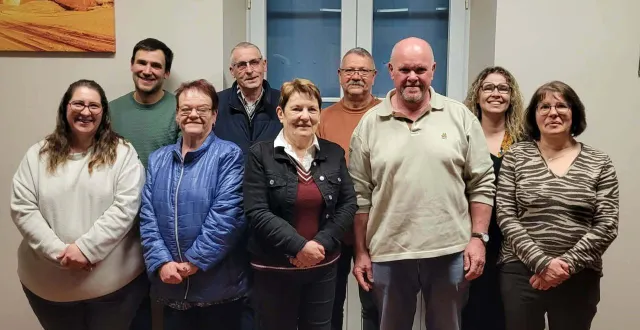 photo  l’équipe municipale. au centre, annick dutertre, au côté de thierry gremillon.  &copy;  le maine libre 