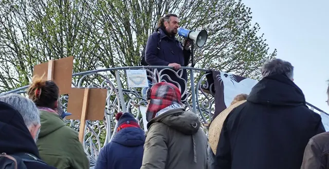 photo  figure de proue du mouvement anti-bassines, julien le guet a pris la parole avant le début de la marche silencieuse.  &copy;  co - maxime gibouin 