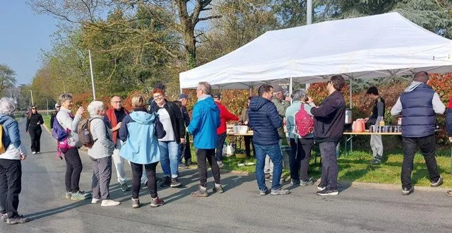 photo  ambiance conviviale sur les chemins du plessis-grammoire lors de la troisième édition de festi-rando.  &copy;  co 