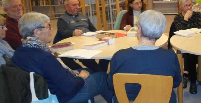photo  les adhérents partagent leurs impressions sur leurs lectures.  &copy;  co 
