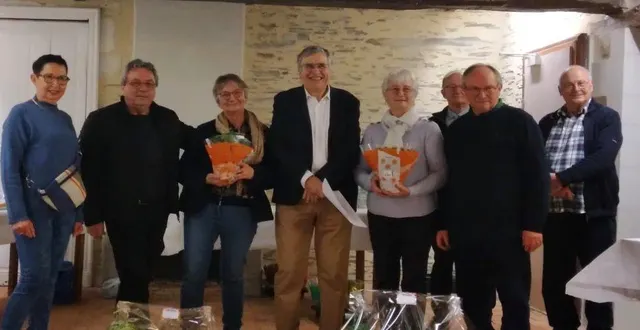 photo  samedi 14 mars, à andard, l’association des anciens conseillers municipaux (aacma) a organisé son concours annuel de boules de fort. cette année, 28 équipes étaient en lice et se sont affrontées dans les jeux de l’amicale et des groies. émile et sylvie hervé ont remporté la finale face à michel et marie-odile lavaud. les finalistes ont été félicités par le président de l’aacma, jean jacques bellanger (au centre), ainsi que par la vice-présidente élisabeth dessomme (à gauche). les adhérents de l’aacma se sont donné rendez-vous le 28 avril pour une randonnée sur le circuit des fougères à baugé.  &copy;  co 