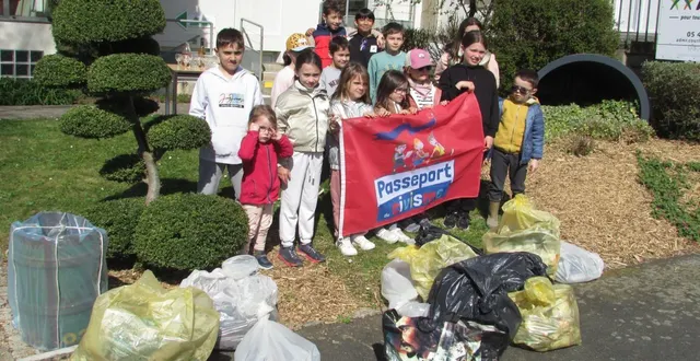 photo  les enfants satisfaits d’avoir accompli un beau geste civique.  &copy;  co 