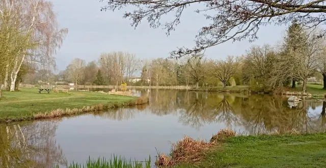 photo  au-delà de la pêche, le site de la bonnelière offre un espace de détente avec parcours de santé, et tables de pique-nique et aire de jeux.  &copy;  co 