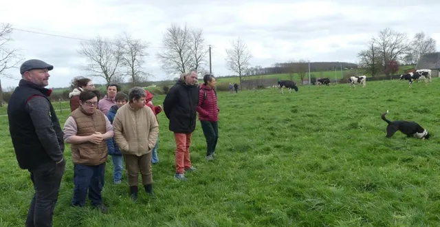 photo  les aînés dans le pré à la découverte des vaches en pâturage  &copy;  co 