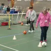 photo  pour pratiquer le foot en marchant, il faut d’abord apprendre à se déplacer sans courir, tout en faisant rouler le ballon entre les obstacles. 