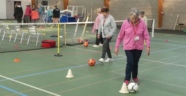 photo  pour pratiquer le foot en marchant, il faut d’abord apprendre à se déplacer sans courir, tout en faisant rouler le ballon entre les obstacles.  &copy;  co 
