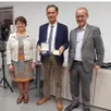 photo  patricia maussion, maire de loiré, jacques robert avec la médaille du sénat (coffret bleu) et la médaille de la commune, stéphane piednoir, sénateur. 