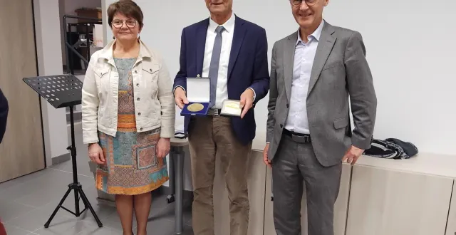 photo  patricia maussion, maire de loiré, jacques robert avec la médaille du sénat (coffret bleu) et la médaille de la commune, stéphane piednoir, sénateur.  &copy;  co 