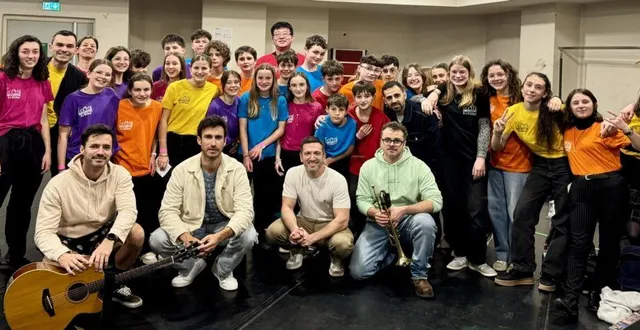 photo  la classe de 4e « l’orchestre à l’école » du collège cathelineau et le groupe boulevard des airs ont chanté ensemble sur la scène de l’olympia  &copy;  doc. remis 