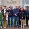 photo  jérémy duval (au centre, entouré des conseillers municipaux de la commune. 
