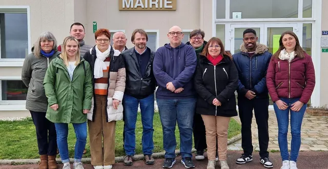 photo  jérémy duval (au centre, entouré des conseillers municipaux de la commune.  &copy;  commune de landigou 