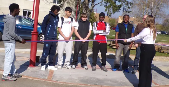 photo  une partie des élèves inaugure le nouvel ouvrage.  &copy;  le maine libre 