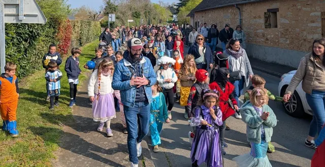 photo  défilé des enfants déguisés lors du marché de printemps de l'association des parents d’élèves.  &copy;  le maine libre 