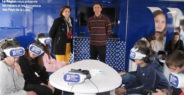 photo  sébastien neveu, animateur de la rencontre, et sylvie hervé, principale du collège, ont accompagné les enfants dans leurs découvertes.  &copy;  le maine libre 