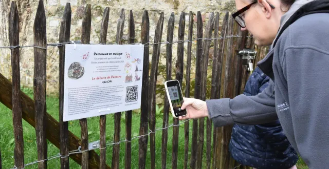 photo  lecture du qr code pour découvrir en musique l’histoire d’un lieu  &copy;  le maine libre 