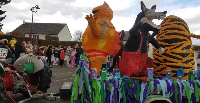 photo  casimir et ses amis ont défilé dans les rues de la commune.  &copy;  le maine libre 
