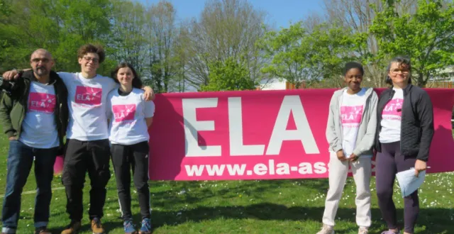 photo  de gauche à droite : olivier maurice, professeur, romain, charlène, waysa, les trois élèves de la classe de 2e année de bts, et marie bonnin, professeure.  &copy;  le maine libre 