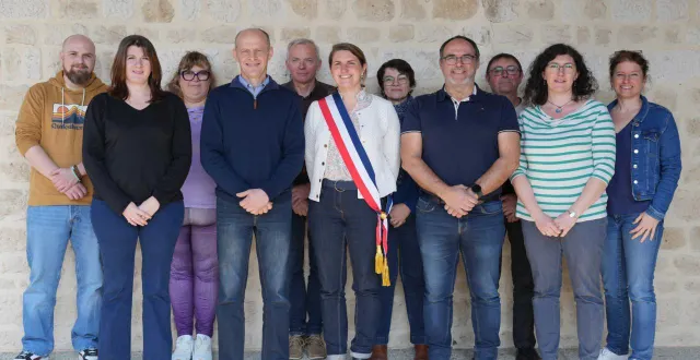 photo  municipalesle conseil municipal de trémont. l’adjoint, pascal girard, est à droite de la maire.  &copy;  ouest-france 