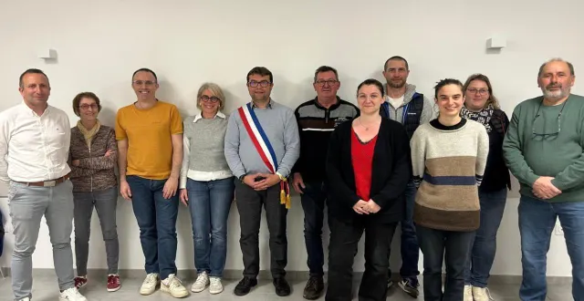 photo  fabrice drieu (écharpe tricolore) et les conseillers municipaux.  &copy;  conseil municipal de colombiers 