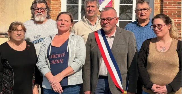 photo  le conseil municipal de tellières-le-plessis au complet.  &copy;  ouest-france 