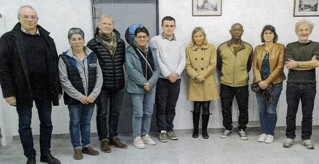 photo  pascal suhard, maire sortant, a décidé de ne pas se représenter. c’est olivier cereser (premier à gauche), seul candidat, qui a été élu maire lors du conseil municipal d’installation. françoise retaillé (deuxième en partant de la gauche) et didier brière (troisième en partant de la gauche), seuls candidats, ont été élus aux postes d’adjoints.  &copy;  ouest-france 