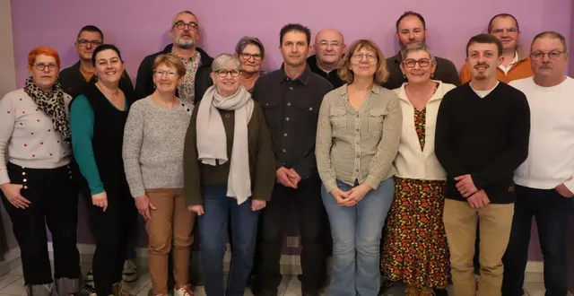 photo  stéphane jenvrin (au premier rang, au centre) a été élu maire lors du conseil municipal d’installation.  &copy;  commune de saint-paul 