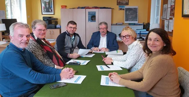 photo  de gauche à droite : édouard de vulpian, lydie gibon, jean-christophe godeau, didier sockeel, chloé godeau et julie michaud. absent excusé : rémi gérault.  &copy;  ouest-france 