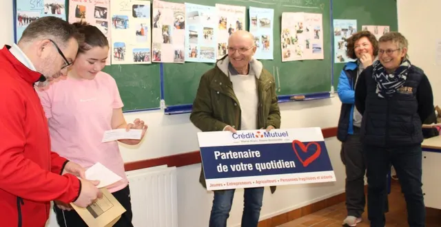 photo  stéphane chevallier, directeur de la caisse locale, remettant le chèque à l’une des élèves.  &copy;  ouest-france 