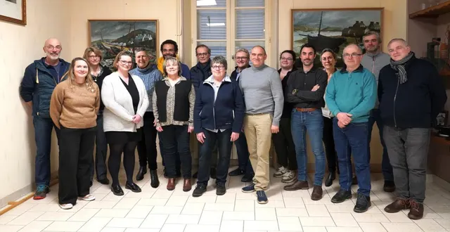 photo  le maire (au centre au premier plan) avec le conseil.  &copy;  ouest-france 