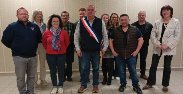 photo  le conseil municipal au complet. il a élu régis roland à la fonction de maire.  &copy;  ouest-france 