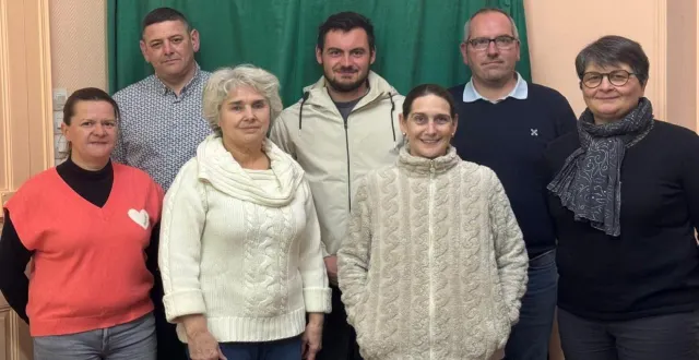 photo  le maire (à droite en arrière plan) avec le conseil municipal.  &copy;  ouest-france 