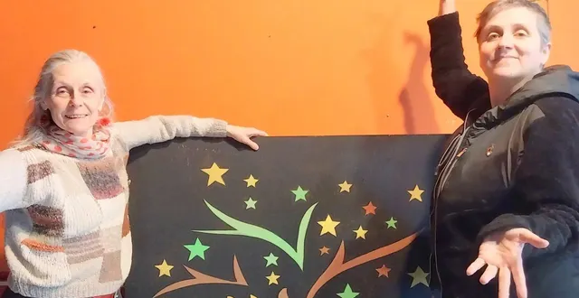 photo  isabelle jean (à gauche), animatrice au centre artbeaurésens, en compagnie de l’artiste floy.  &copy;  ouest-france 