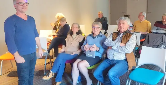 photo  une dizaine de fertois ont participé à la médiathèque à un atelier de découverte de l’intelligence artificielle de façon ludique animé par laurent pascal, agent de la médiathèque.  &copy;  ouest-france 