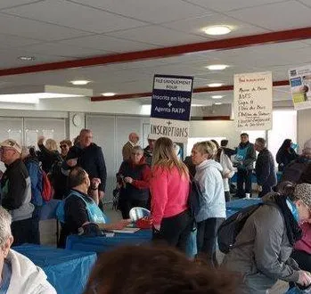 photo  dimanche, lors de leur inscription, les participants à la randonnée au profit de la ligue contre le cancer ont pu s’arrêterpour s’informer aux divers stands mis à leur disposition et réaliser un échauffement avec des kinésithérapeutes.  &copy;  ouest-france 