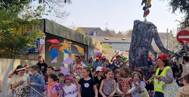 photo  le traditionnel carnaval des enfants des écoles jean-bouhier et saint-joseph, a semé des sourires, des cris de joie et de la musique durant le parcours dans les rues rochefortaises. le printemps est là ! espérons que ces semences apporteront de la quiétude et du bonheur dans un monde tourmenté…  &copy;  ouest-france 