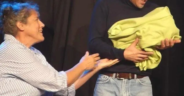 photo  dans « non pas guigui ! », la famille avec louise, thomas et leur fils guillaume.  &copy;  cie 2 lunes 