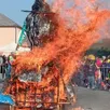 photo le carnaval de la commune a eu lieu samedi à 14 h avec, en préambule, la fanfare dragon’s band et ses 15 musiciens chanteurs. le défilé a parcouru en boucle les rues de la commune avec laurent hébert, nouvel édile et une foule assez nombreuse pour revenir au point de départ afin de brûler pour la première fois dans l’histoire de la commune la dame carnaval.