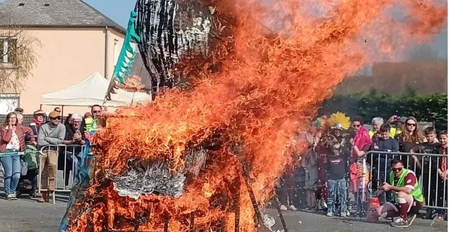 photo  le carnaval de la commune a eu lieu samedi à 14 h avec, en préambule, la fanfare dragon’s band et ses 15 musiciens chanteurs. le défilé a parcouru en boucle les rues de la commune avec laurent hébert, nouvel édile et une foule assez nombreuse pour revenir au point de départ afin de brûler pour la première fois dans l’histoire de la commune la dame carnaval. 