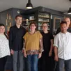photo enzo, naoémie et diya sont entourés de kim, la serveuse, hélène, l’éducatrice, et richard gautelier, le gérant du restaurant. axel est absent sur la photo.
