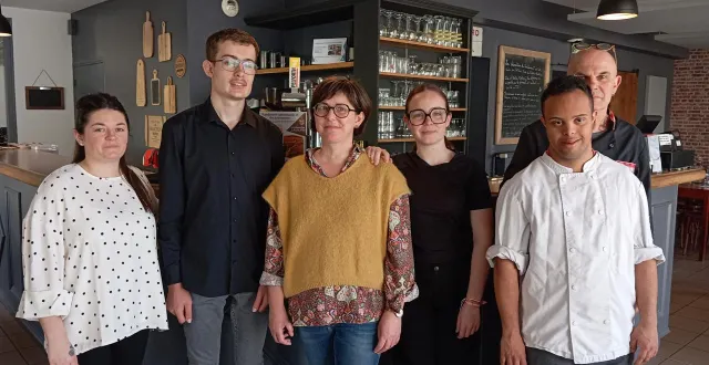 photo  enzo, naoémie et diya sont entourés de kim, la serveuse, hélène, l’éducatrice, et richard gautelier, le gérant du restaurant. axel est absent sur la photo.  &copy;  le maine libre 