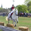 photo un lancier s’élançant au galop vers le poteau de quintaine, lors de la fête des lances 2025.