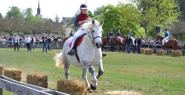 photo  un lancier s’élançant au galop vers le poteau de quintaine, lors de la fête des lances 2025.  &copy;  ouest-france 
