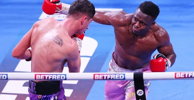 photo  kevin lele sadjo qui met une droite à jack cullen lors du combat pour le titre de champion d’europe en 2021.  &copy;  afp 