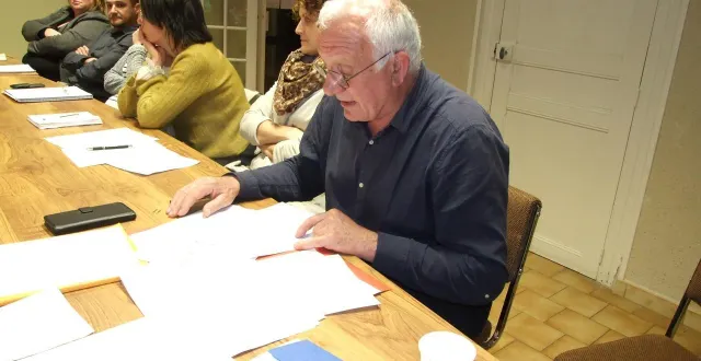 photo  alain cruchet, maire de le luart (sarthe), lors de la lecture des consignes de vote.  &copy;  ouest-france 