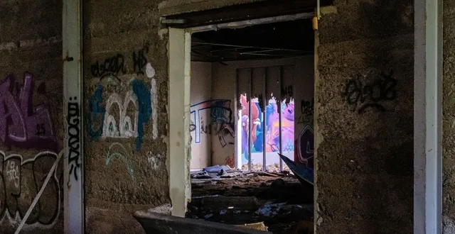 photo  prévenue vers 3 h du matin par des spécialistes de l’exploration urbaine – ou urbex –, ce mardi 24 mars, la police a investi un vieux bâtiment de la rue charles-rivière, à rezé (loire-atlantique).  &copy;  simon torlotin / ouest-france 