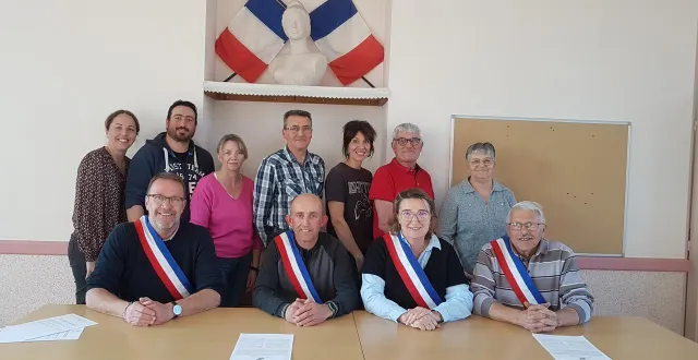 photo  jérôme naslé (assis 2e à gauche) entouré des adjoints et conseillers municipaux.  &copy;  le maine libre 