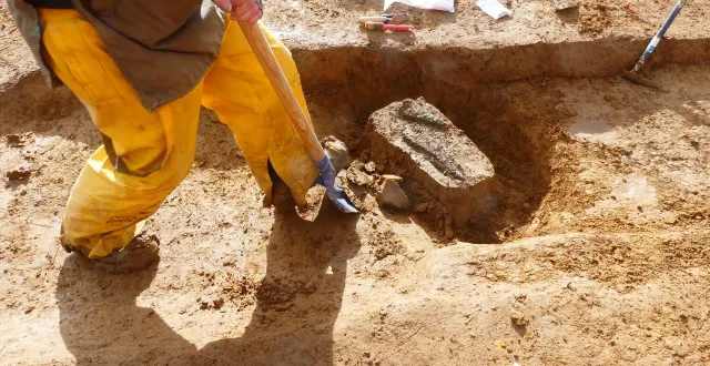 photo  la découverte des deux poignards.  &copy;  photo transmise par l’inrap 