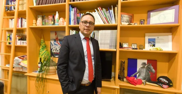 photo  longué-jumelles, dimanche 15 mars. frédéric mortier, maire de longué-jumelles, dans son bureau, juste après sa réélection.  &copy;  co – robin peter 